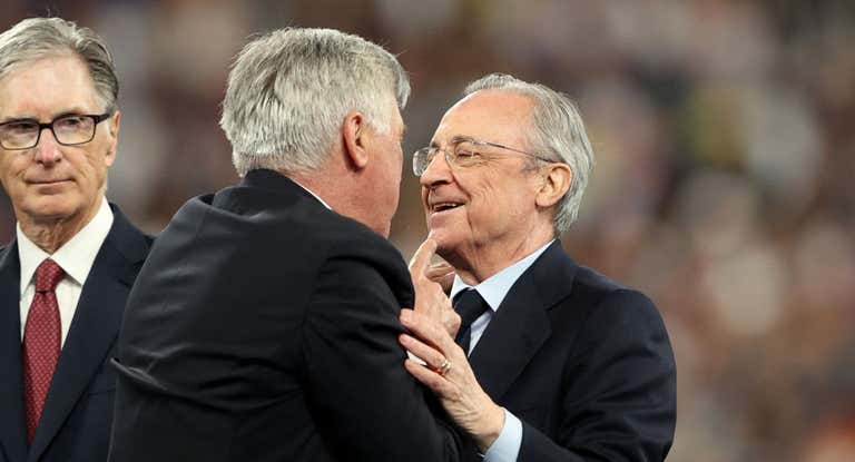 Carlo Ancelotti abraza a Florentino Pérez tras levantar un título.