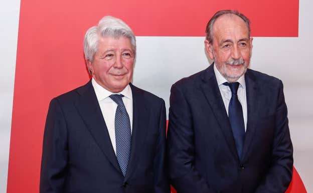 Enrique Cerezo, presidente del Atlético, junto a Paco Díez.  GETTY