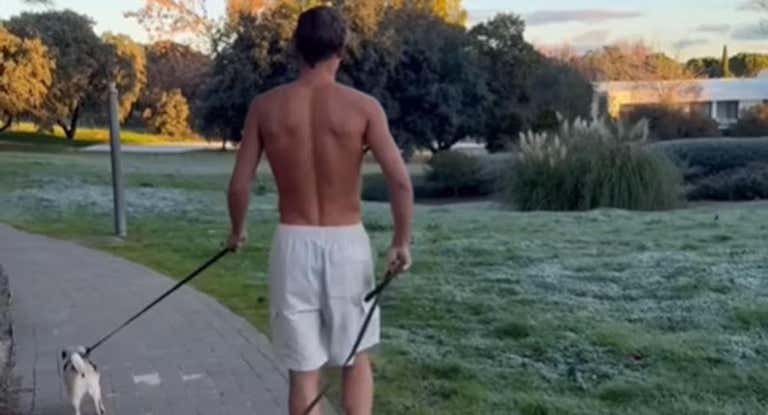 Marcos Llorente durante su paseo con sus perros a cero grados.