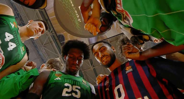 Captura del momento en el que Markus Howard dirige el rezo por Lessort tras el partido.