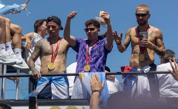 Papu Gómez, a la derecha, celebra el título de Argentina. REUTERS