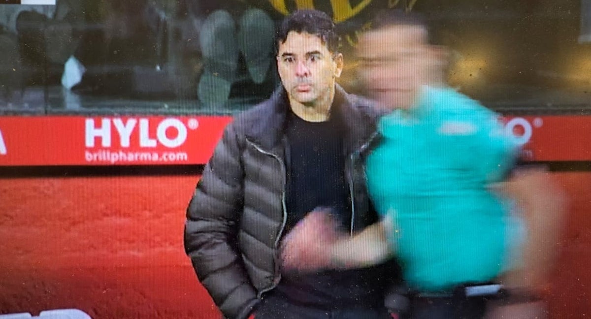 Míchel justo antes de estrellarse con el linier.