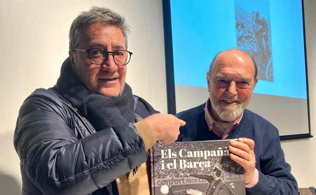 Miguel Rico posa con Antoni Campañà y su libro.
