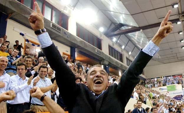 Miguel Santos celebra la consecución del ascenso a la ACB.  DV