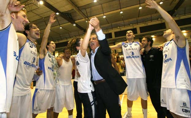 Miguel Santos celebrando junto a los jugadores el ascenso.  DV