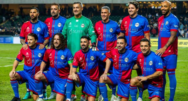 Un Barça de ‘Hacendado’, con una camiseta no oficial y sin escudo, en un Clásico de leyendas en Hong Kong