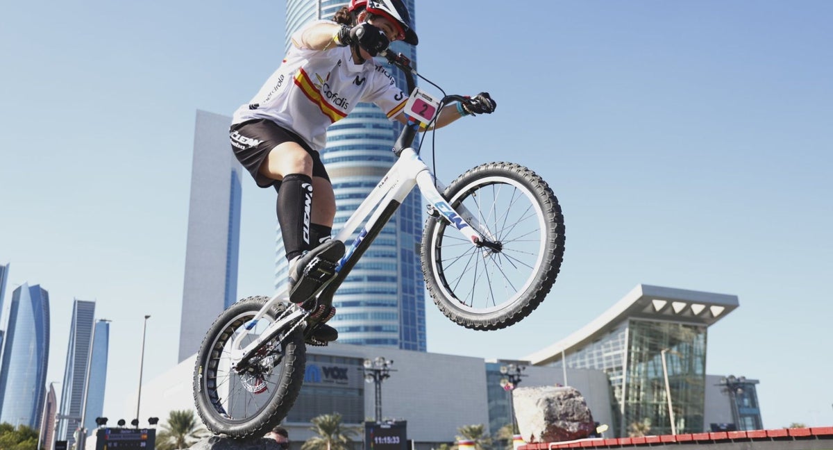 Alba Riera, oro en el mundial de trial de Abu Dabi.