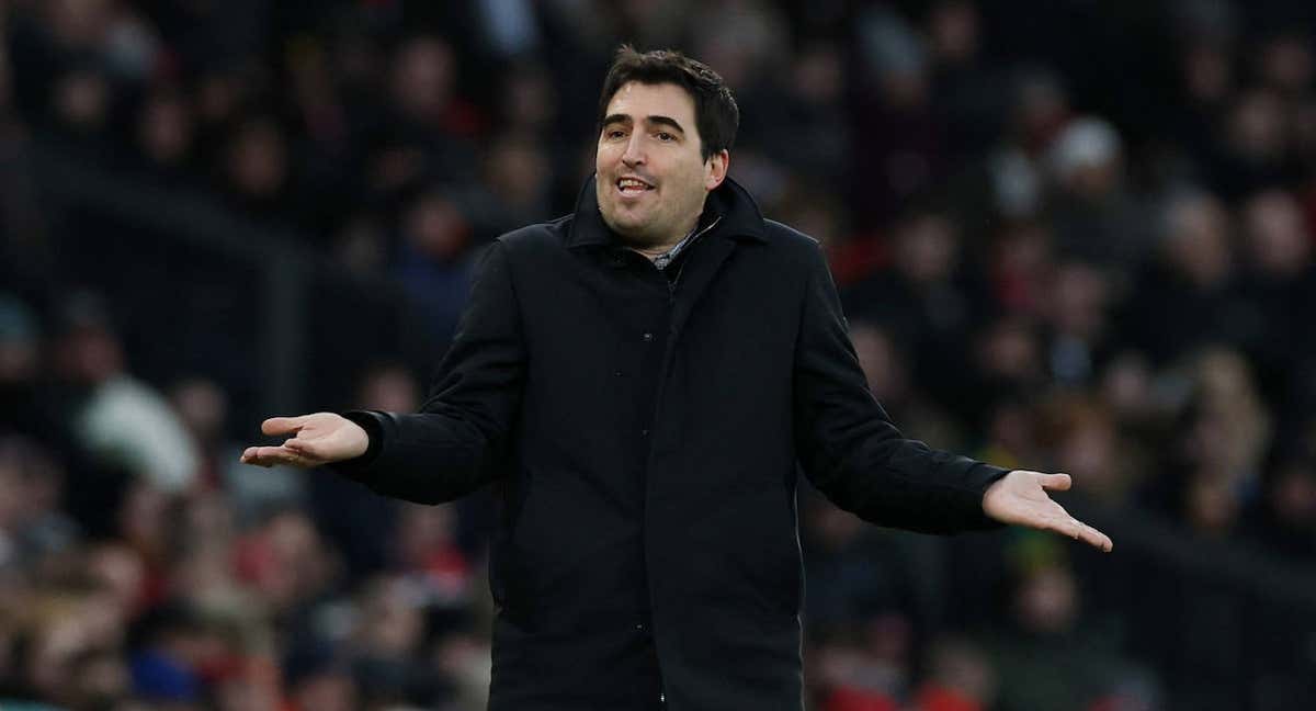 Andoni Iraola, en la línea de banda de Old Trafford.