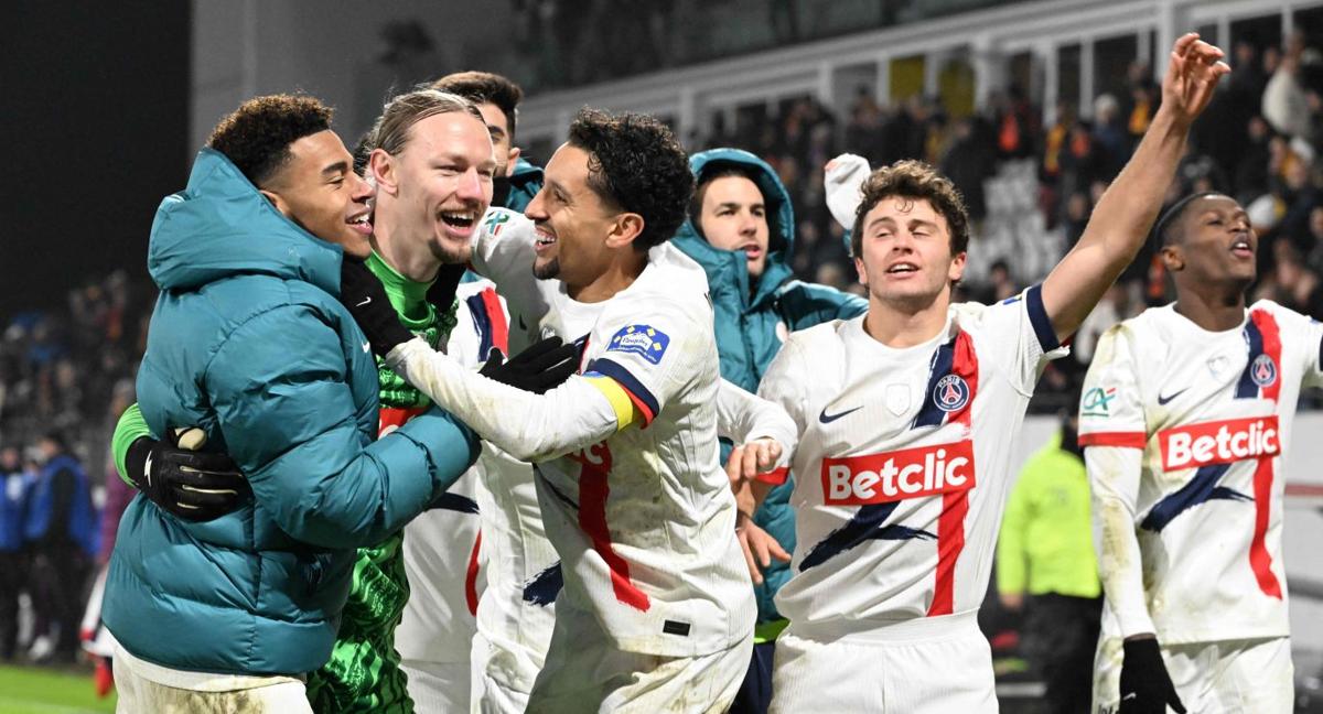 El PSG celebra con Safonov la victoria en la tanda.