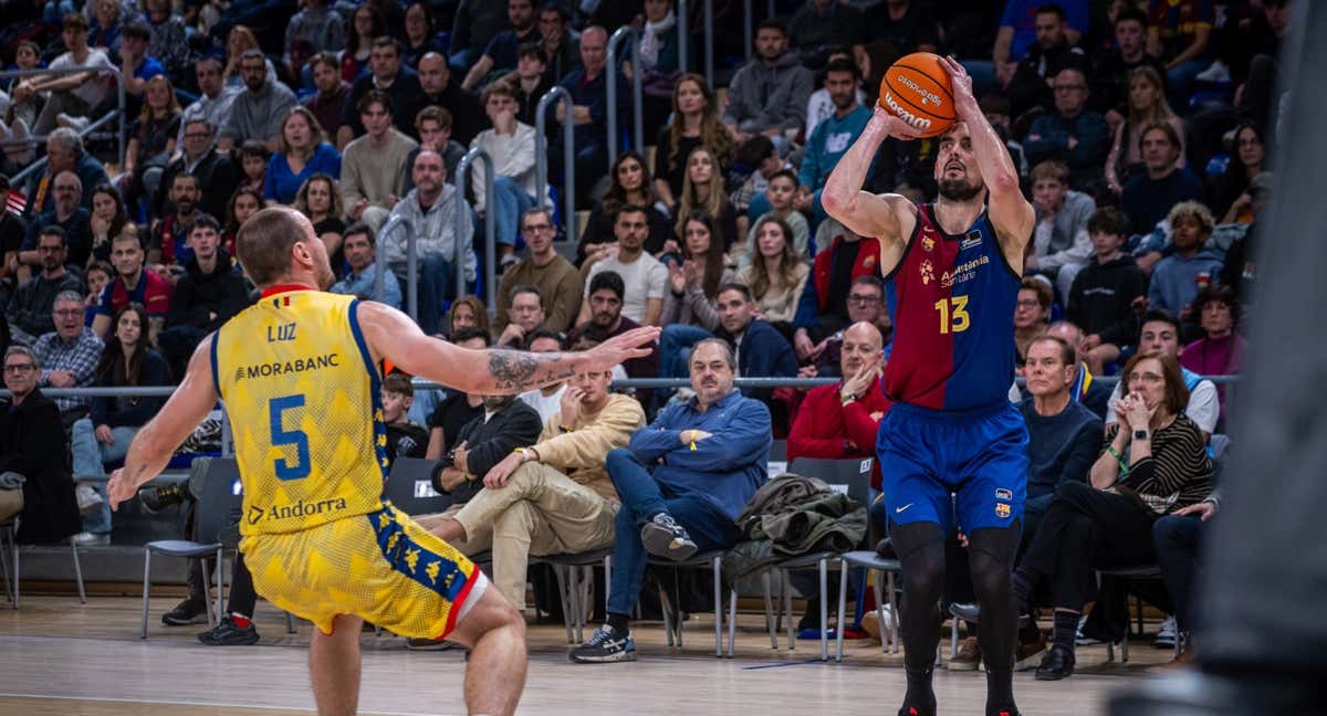 Tomas Satoransky arma un tiro durante el Barça - Morabanc Andorra.