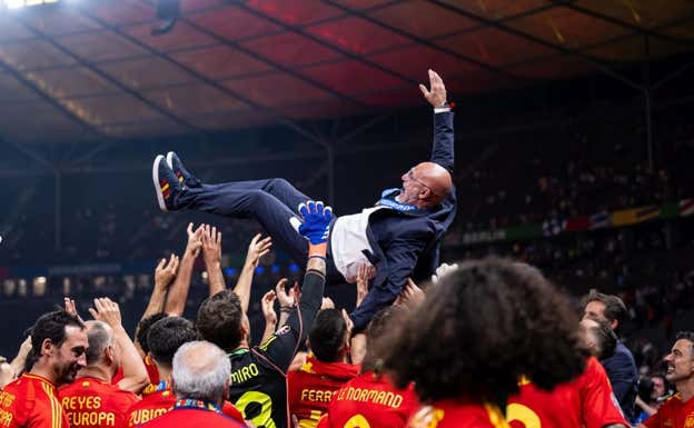 Luis de la Fuente, manteado tras ganar la Eurocopa de Alemania.  GETTY