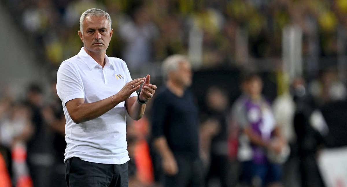 José Mourinho, en un partido con el Fenerbahce. /AFP