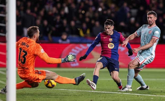 Oblak detiene una ocasión de Pedri. EP
