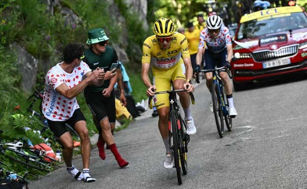 Pogacar se escapa de Vingegaard en el último Tour. REUTERS