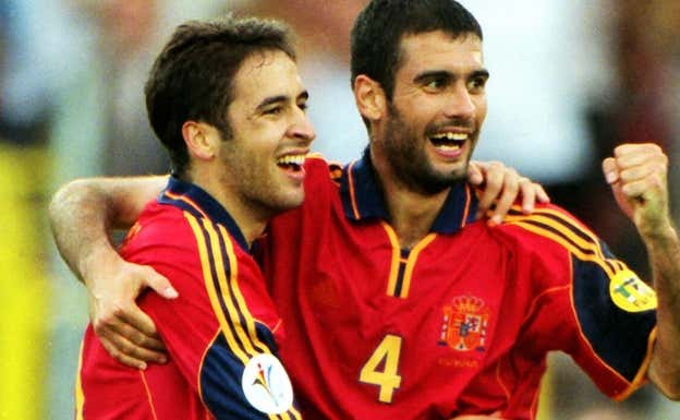 Raúl y Guardiola celebran con la Selección. EFE