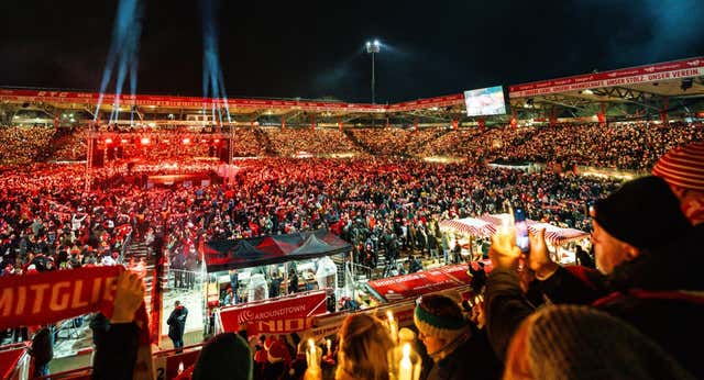 La reunión clandestina de “89 locos” convirtió el pesimismo del Unión Berlín en un festival de villancicos
