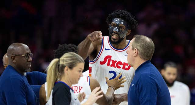Embiid pierde los papeles contra una árbitra, tienen que separarle y acaba expulsado en una noche negra para Lakers y Celtics