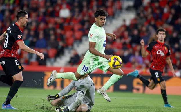 Leo Román, intentando detener a Lamine Yamal en el adelantado Mallorca-Barça. AFP