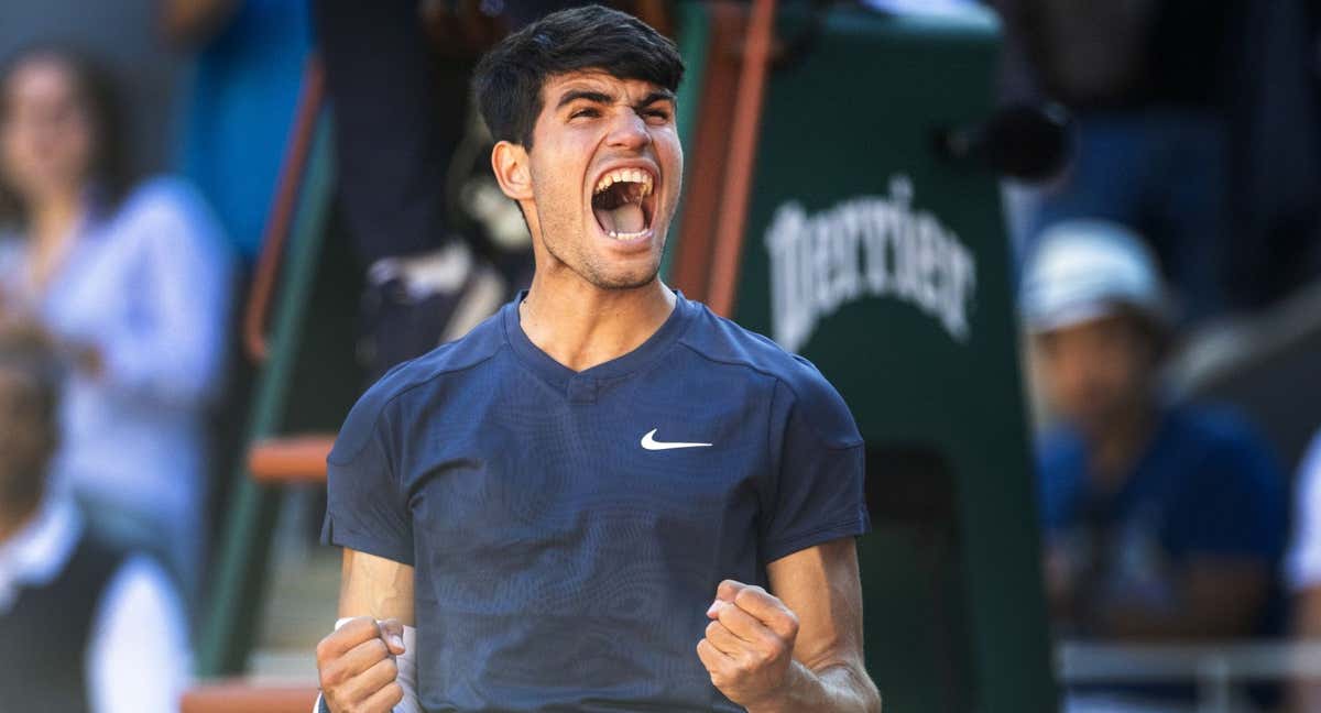 Carlos Alcaraz celebra su triunfo ante Sinner en las semifinales de Roland Garros 2024.