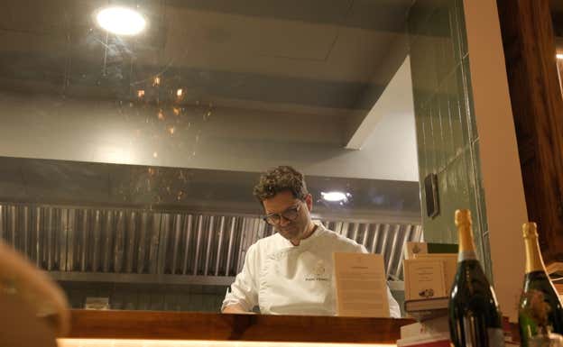 Manu Franco, entre los fogones de La Casa de Manolo Franco. ÁLEX CORRAL