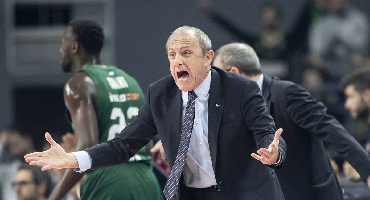 Ettore Messina, en un partido de la Euroliga.
