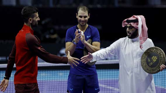 Rafael Nadal aplaude tras su exhibición en el Six Kings Slam de Arabia Saudí. /REUTERS/Hamad I Mohammed