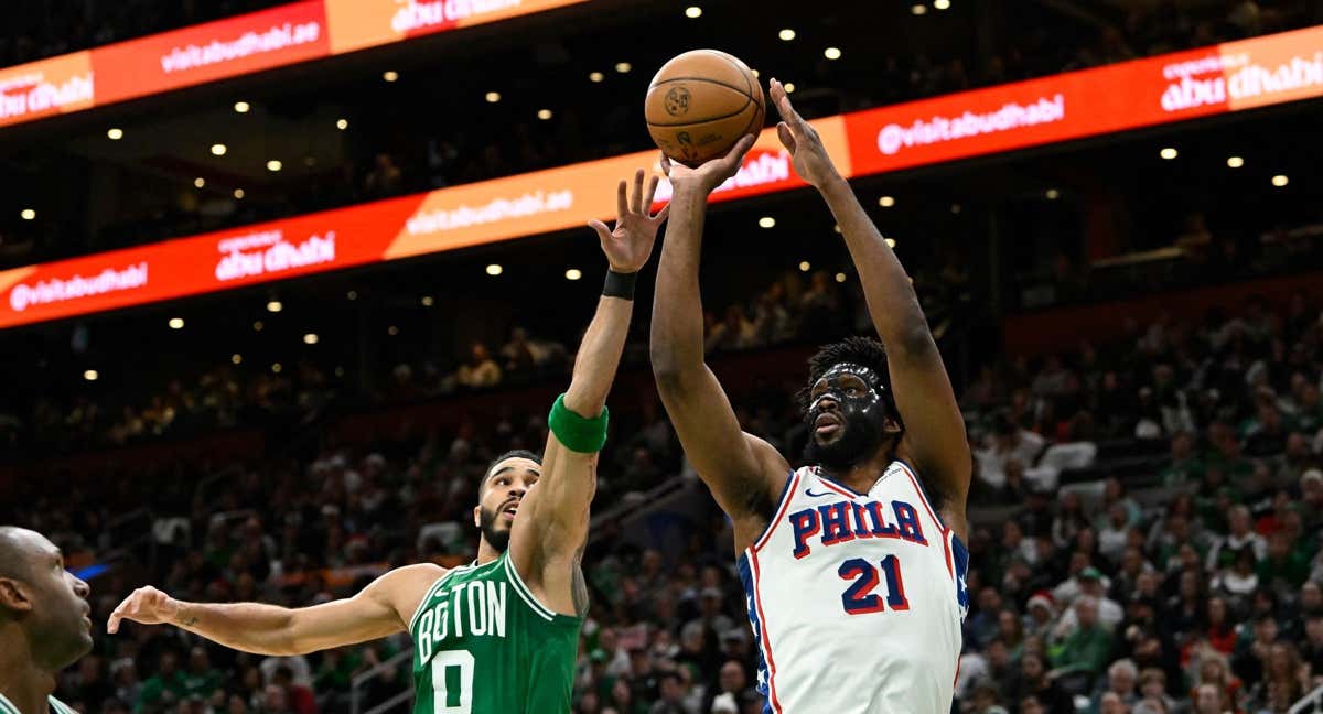 Tatum intenta taponar a Embiid./REUTERS