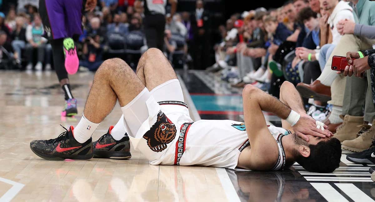 Santi Aldama se lamenta tras torcerse el tobillo ante los Raptors. /Justin Ford / GETTY IMAGES NORTH AMERICA