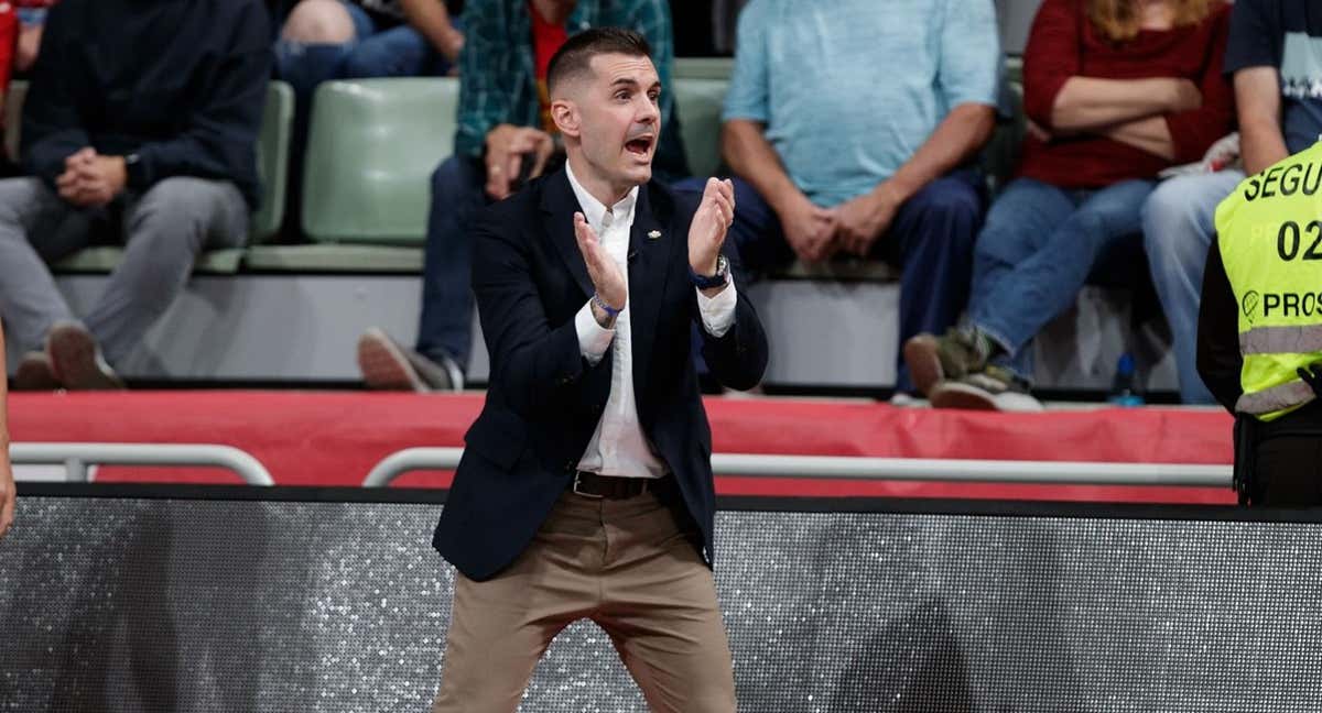 El técnico de ElPozo Murcia Costa Cálida, Dani Martínez, arengando a sus jugadores durante un partido.