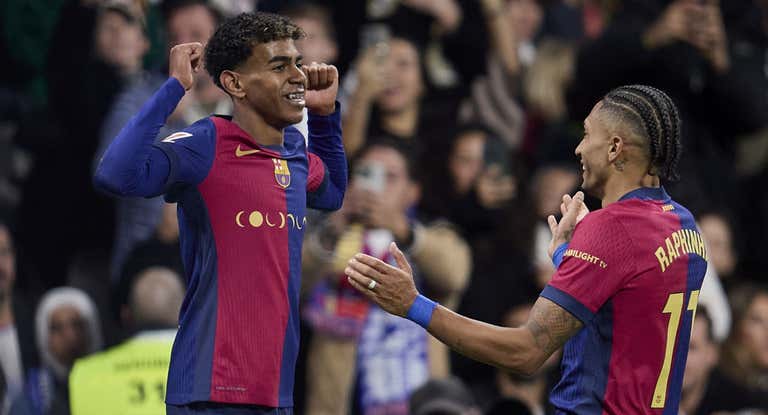 Lamine Yamal celebra con Raphinha su gol ante el Real Madrid.