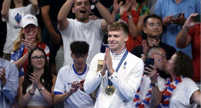 Viaje a las dos horas en París que cambiaron la vida de Léon Marchand y redefinieron la natación: «No recordamos algo igual en una piscina»’