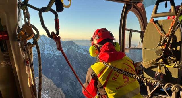 Hallan con vida al montañero leonés perdido hace cuatro días en los Picos de Europa
