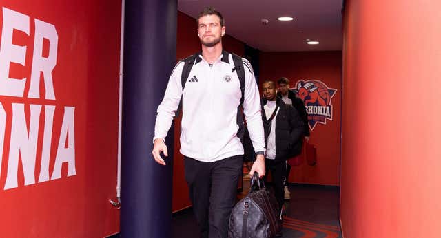 El Buesa Arena se rinde a Tiago Splitter en su regreso a Vitoria-Gasteiz: ovaciones unánimes, un ‘leyenda’ que resume su impacto… y frustración final