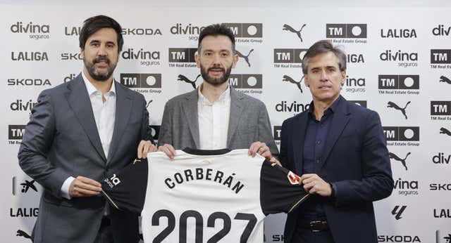 Miguel Corona no piensa dimitir pese a la situación del Valencia y apunta a Sadiq y Fresneda: “Lo vamos a intentar por todos nuestros medios”
