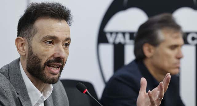 Carlos Corberán tira de emoción para recuperar la ilusión: «He crecido en una casa con el escudo del Valencia encima de la estufa»