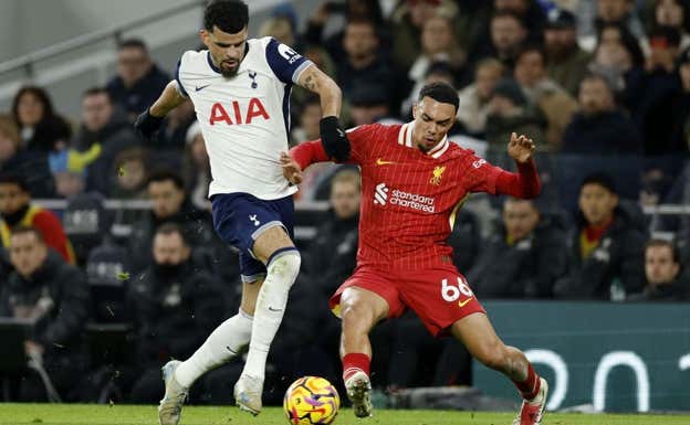 Alexander-Arnold, en una acción defensiva contra el Tottenham.  REUTERS