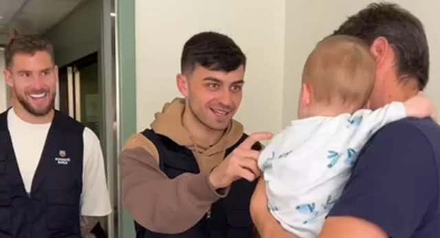 El primer equipo del Barça ha visitado varios hospitales infantiles del área de Barcelona.