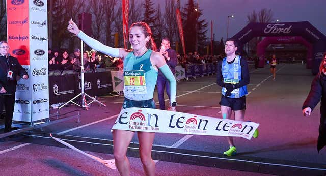 Marta García y Dani Arce cierran su gran año coronándose en la San Silvestre de León