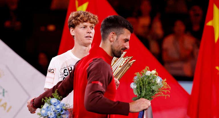 Novak Djokovic y Jannik Sinner se saludan en octubre tras la final del Masters 1000 de Shanghai.