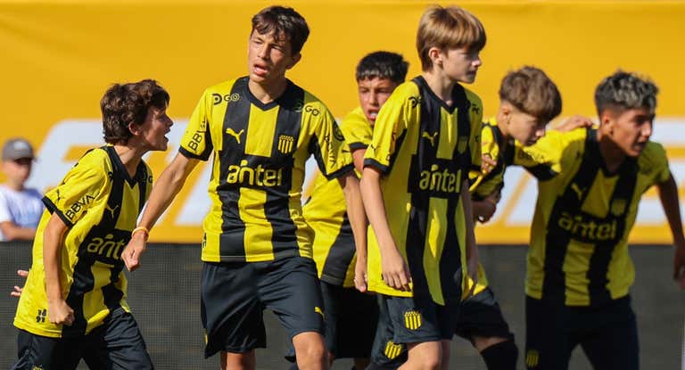 Los jugadores de Peñarol celebran un gol.