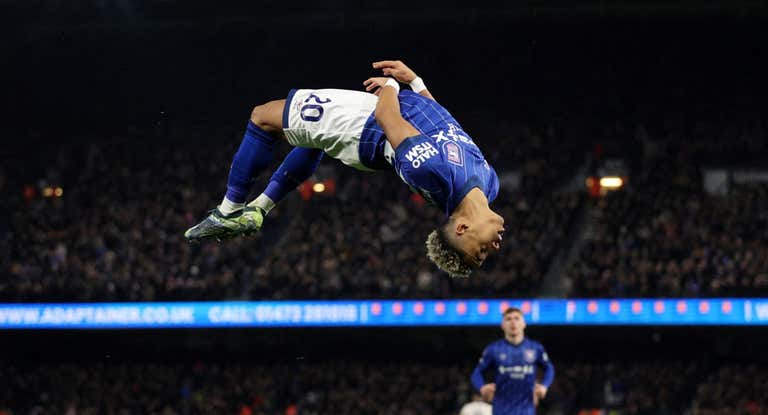 Hutchinson celebra su gol al Chelsea.