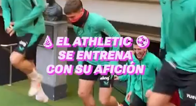 El Athletic Club ha querido despedir el año entrenando con su afición y agradeciéndoles el apoyo con regalos.