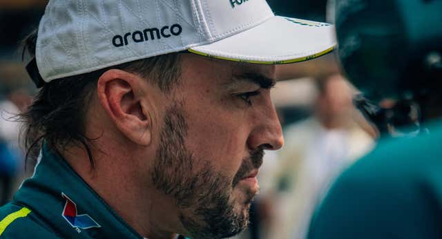 Fernando Alonso revive su faceta de mártir… pero sigue siendo tendencia en Nochebuena
