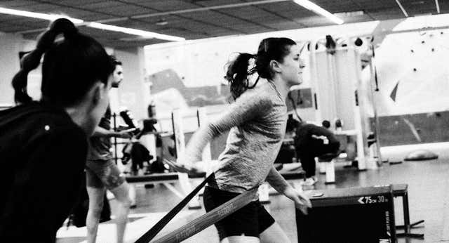 Carolina Marín se vuelve a levantar mientras es la primera en bajar las escaleras del gimnasio: «Ya no quiero preguntar ‘por qué a mí’»