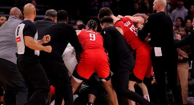 Siete expulsados tras una vergonzosa trifulca en la NBA