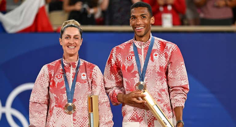 La canadiense Gabriela Dabrowski, junto a Felix Auger-Aliassime en la entrega de medallas de París 2024.