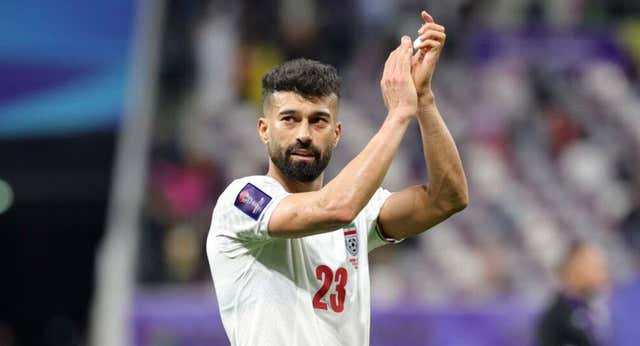Un futbolista es sancionado en Irán por abrazar a una aficionada que se coló en su autobús