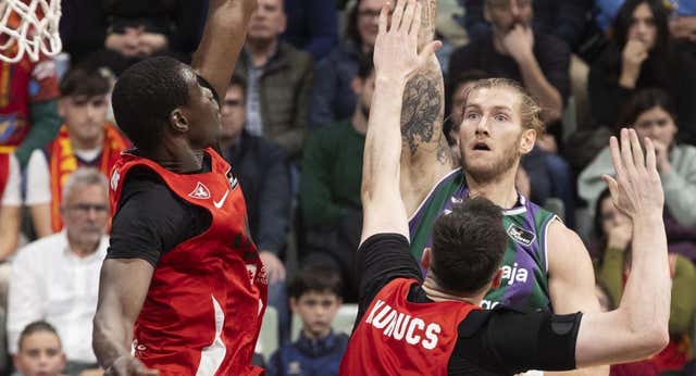 El Unicaja logra el billete a la Copa tras un duelo de tensión ante UCAM Murcia
