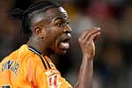 Vinicius volvió a liarla en Mestalla: expulsado por agresión tras escuchar cánticos de 'tonto' y 'balón de playa'