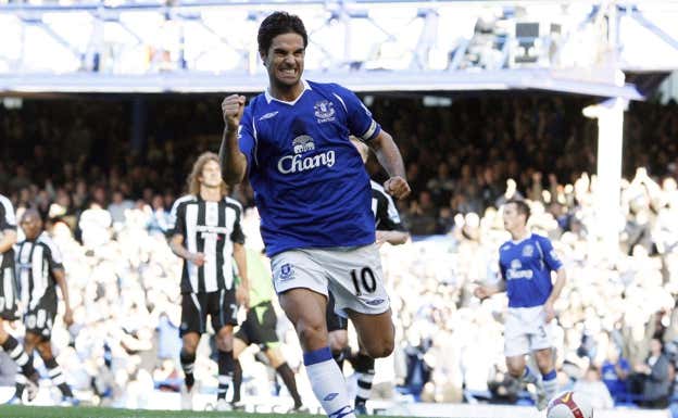 Arteta celebra un gol con el Everton en un partido ante el Newcastle.  AFP